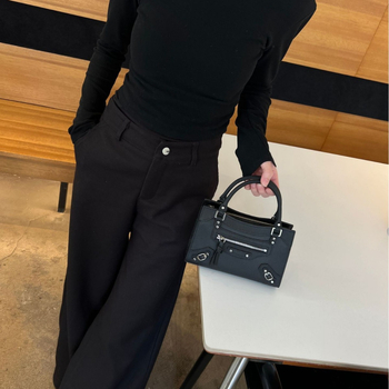 Mini kožna torbica u motociklističkom stilu s nitima, preko ramena ili crossbody, vodoravni kvadratni oblik, podloga od platna, zatvaranje zipom, za žene