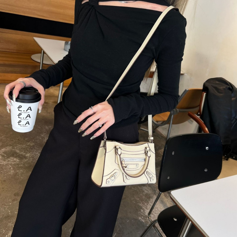 Mini kožna torbica u motociklističkom stilu s nitima, preko ramena ili crossbody, vodoravni kvadratni oblik, podloga od platna, zatvaranje zipom, za žene