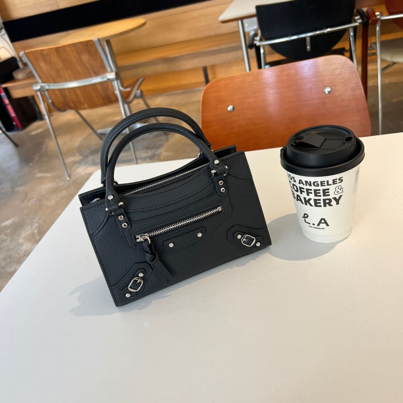 Mini kožna torbica u motociklističkom stilu s nitima, preko ramena ili crossbody, vodoravni kvadratni oblik, podloga od platna, zatvaranje zipom, za žene