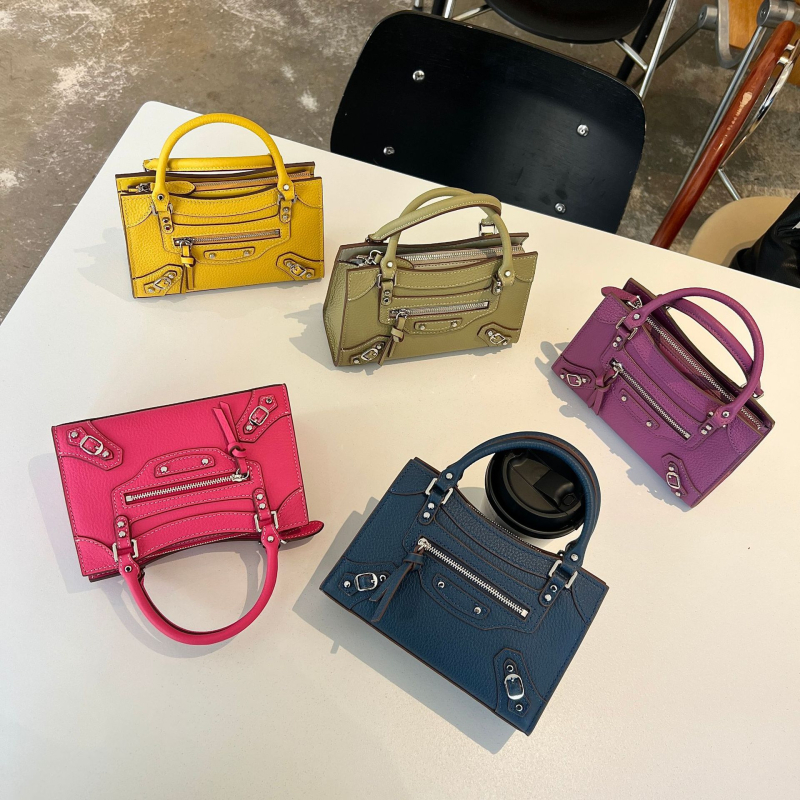 Mini kožna torbica u motociklističkom stilu s nitima, preko ramena ili crossbody, vodoravni kvadratni oblik, podloga od platna, zatvaranje zipom, za žene