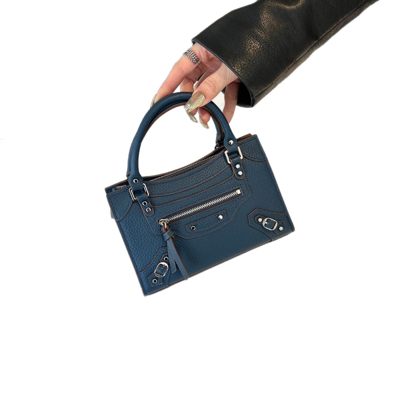 Mini kožna torbica u motociklističkom stilu s nitima, preko ramena ili crossbody, vodoravni kvadratni oblik, podloga od platna, zatvaranje zipom, za žene