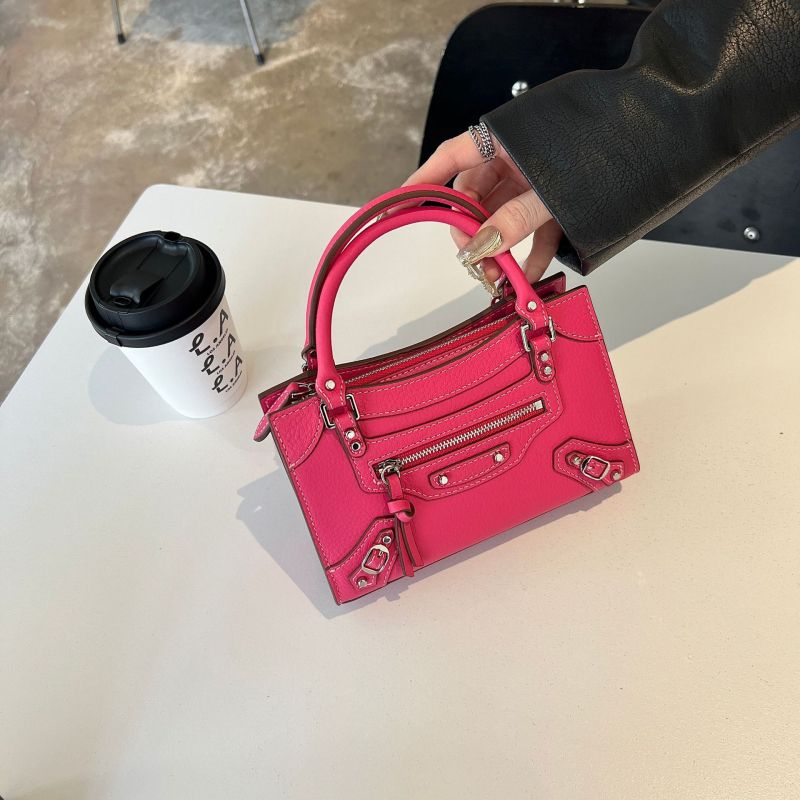 Mini kožna torbica u motociklističkom stilu s nitima, preko ramena ili crossbody, vodoravni kvadratni oblik, podloga od platna, zatvaranje zipom, za žene