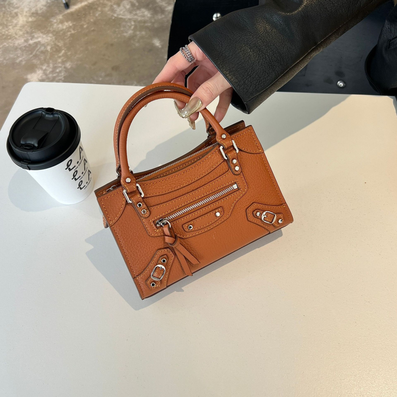 Mini kožna torbica u motociklističkom stilu s nitima, preko ramena ili crossbody, vodoravni kvadratni oblik, podloga od platna, zatvaranje zipom, za žene