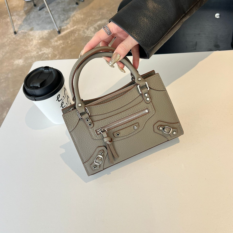 Mini kožna torbica u motociklističkom stilu s nitima, preko ramena ili crossbody, vodoravni kvadratni oblik, podloga od platna, zatvaranje zipom, za žene