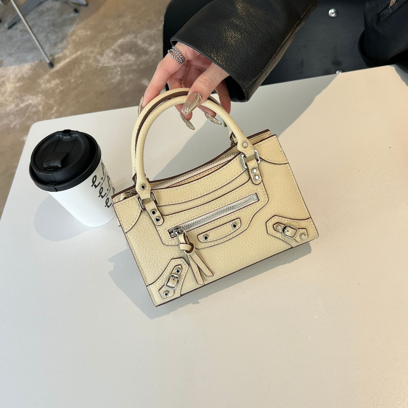 Mini kožna torbica u motociklističkom stilu s nitima, preko ramena ili crossbody, vodoravni kvadratni oblik, podloga od platna, zatvaranje zipom, za žene