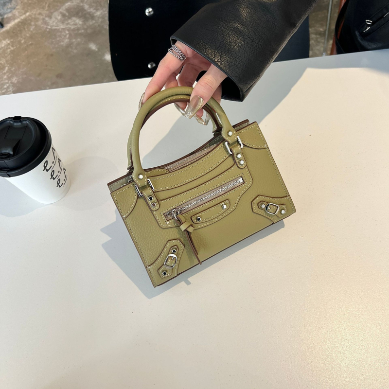 Mini kožna torbica u motociklističkom stilu s nitima, preko ramena ili crossbody, vodoravni kvadratni oblik, podloga od platna, zatvaranje zipom, za žene