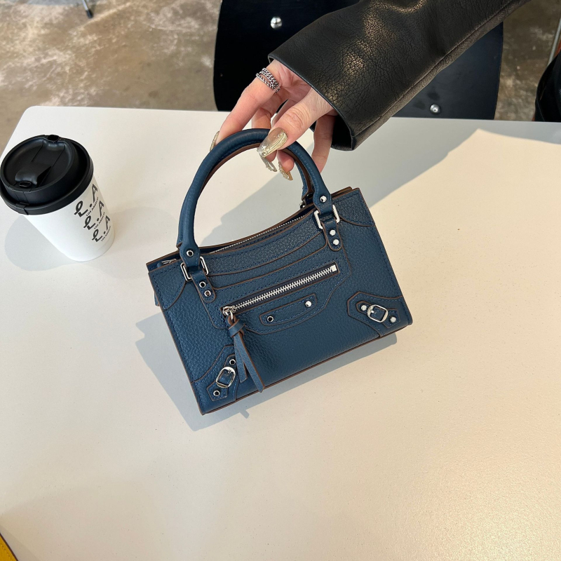 Mini kožna torbica u motociklističkom stilu s nitima, preko ramena ili crossbody, vodoravni kvadratni oblik, podloga od platna, zatvaranje zipom, za žene