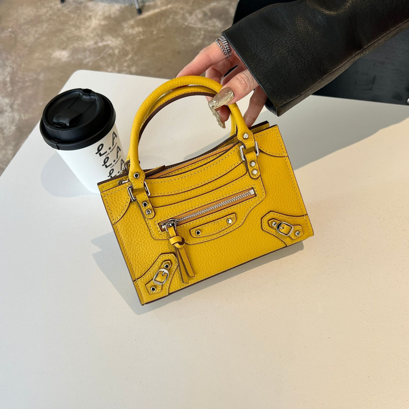 Mini kožna torbica u motociklističkom stilu s nitima, preko ramena ili crossbody, vodoravni kvadratni oblik, podloga od platna, zatvaranje zipom, za žene