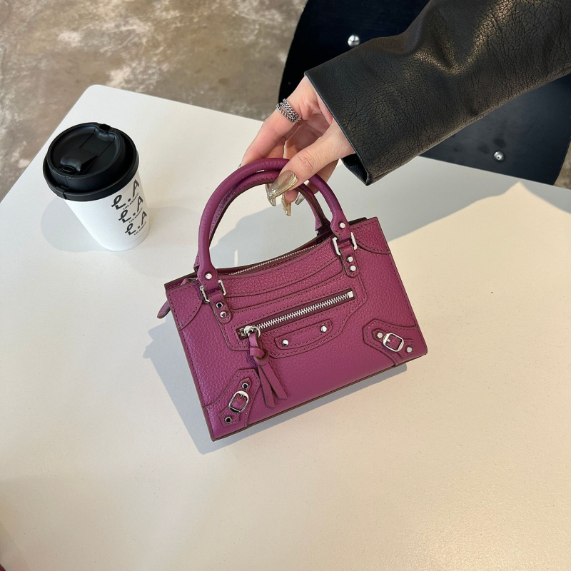 Mini kožna torbica u motociklističkom stilu s nitima, preko ramena ili crossbody, vodoravni kvadratni oblik, podloga od platna, zatvaranje zipom, za žene