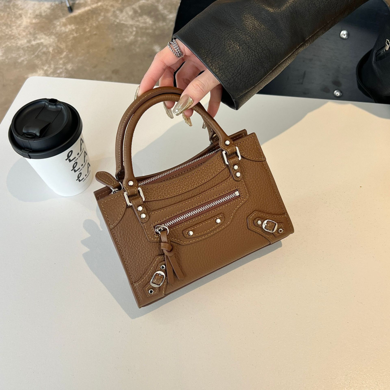Mini kožna torbica u motociklističkom stilu s nitima, preko ramena ili crossbody, vodoravni kvadratni oblik, podloga od platna, zatvaranje zipom, za žene