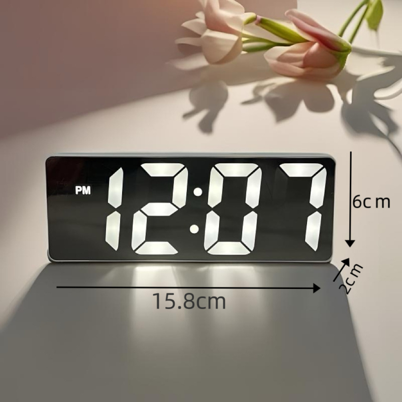 LED ogledni budilnik s USB napajanjem, glasovno upravljanje, kalendar i 24-urni prikaz – studentski model