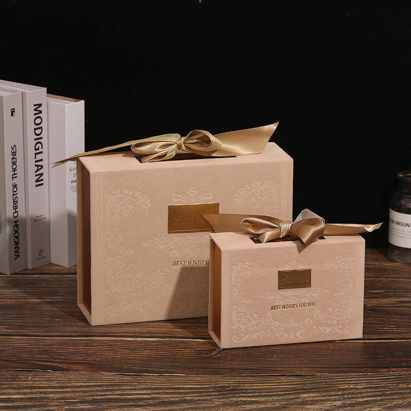 Baršunasta svadbena kutija za bombone s velikom mašnom, retro luksuzna kutija za darove