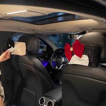 Premium kutija za maramice za auto s visećom mašnicom, držačem za naslon za ruku i dekorom interijera auta