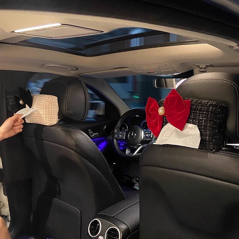 Premium kutija za maramice za auto s visećom mašnicom, držačem za naslon za ruku i dekorom interijera auta
