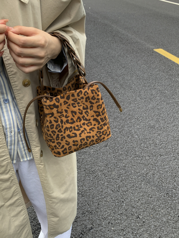 2025 jesen/zima ženska torba bucket s mat završnim površinom, srednje veličine, za svakodnevnu upotrebu, preko ramena ili kao crossbody