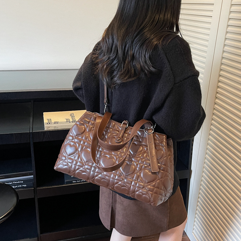 Ženska teksturirana torbica preko ramena, moderna i minimalistička, 2026 novi nišni dizajn, crossbody tote velikog kapaciteta
