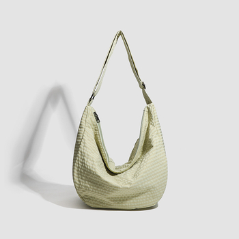 Platnena crossbody torba u urbanom minimalističkom stilu, dumpling bag, zatvarač, svakodnevno nošenje