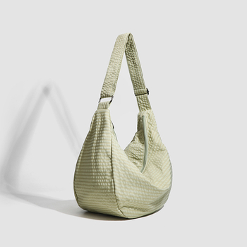 Platnena crossbody torba u urbanom minimalističkom stilu, dumpling bag, zatvarač, svakodnevno nošenje
