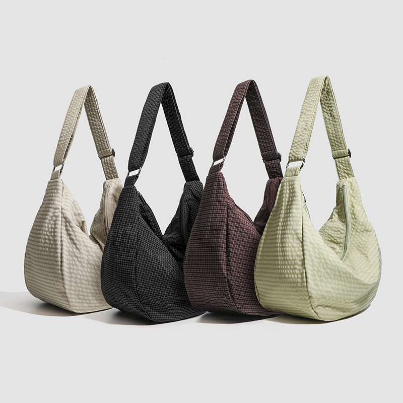 Platnena crossbody torba u urbanom minimalističkom stilu, dumpling bag, zatvarač, svakodnevno nošenje
