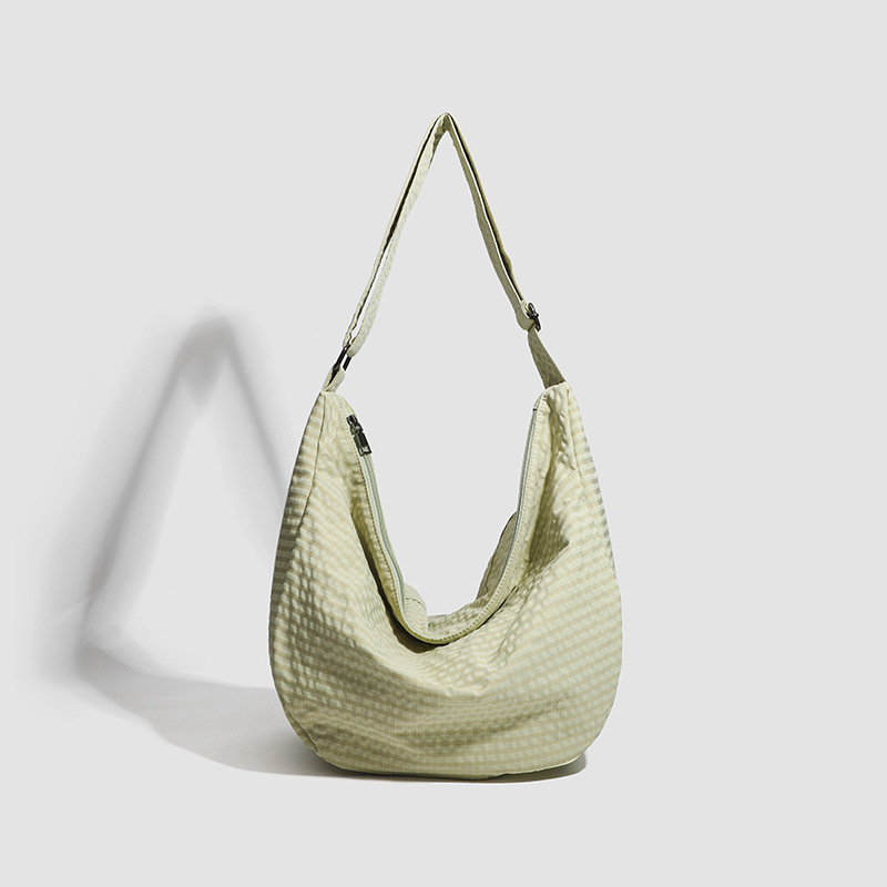 Platnena crossbody torba u urbanom minimalističkom stilu, dumpling bag, zatvarač, svakodnevno nošenje