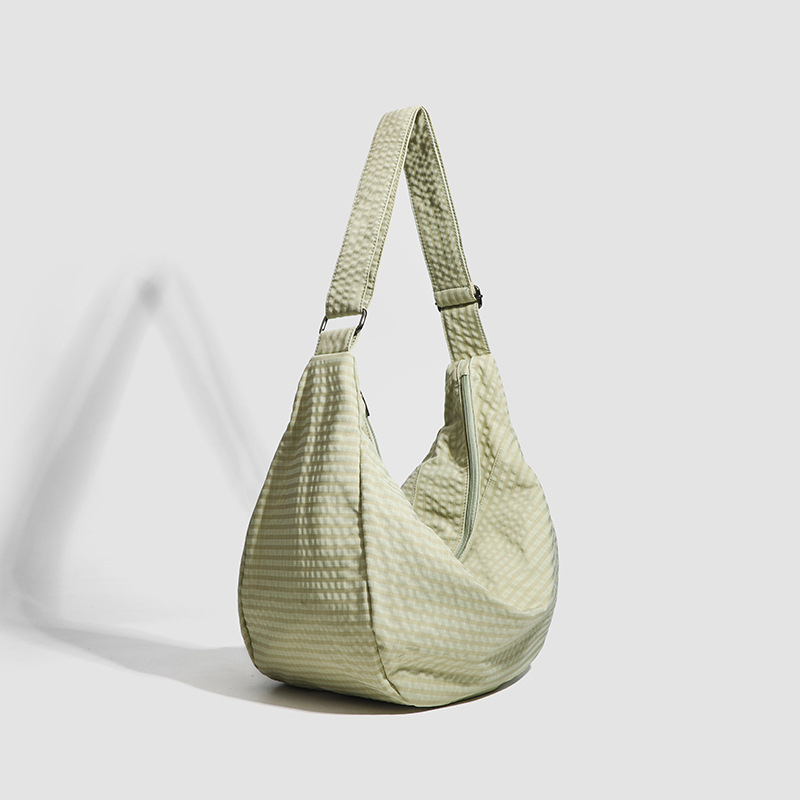 Platnena crossbody torba u urbanom minimalističkom stilu, dumpling bag, zatvarač, svakodnevno nošenje