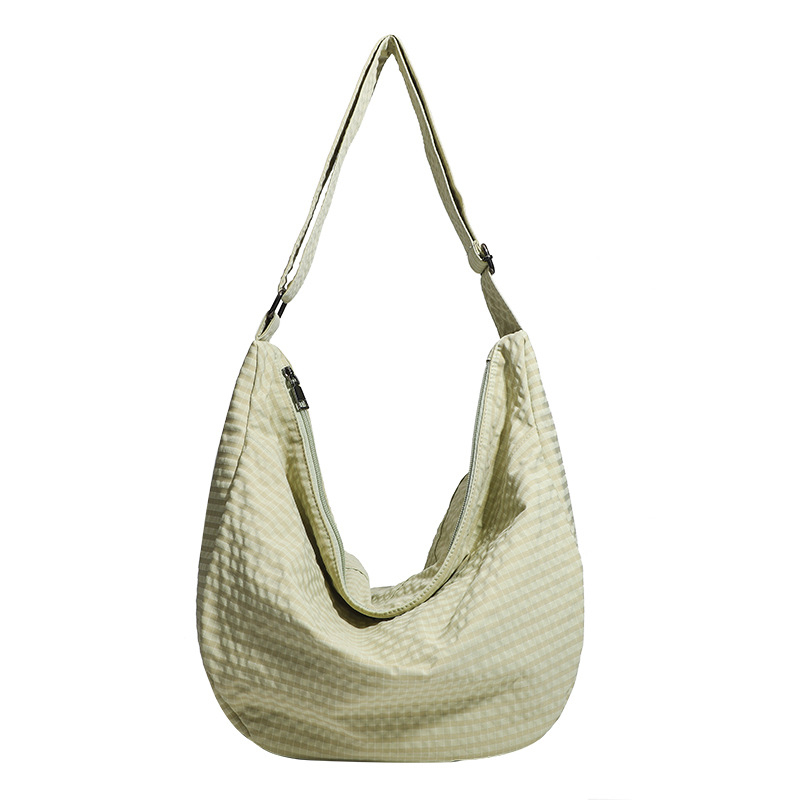 Platnena crossbody torba u urbanom minimalističkom stilu, dumpling bag, zatvarač, svakodnevno nošenje