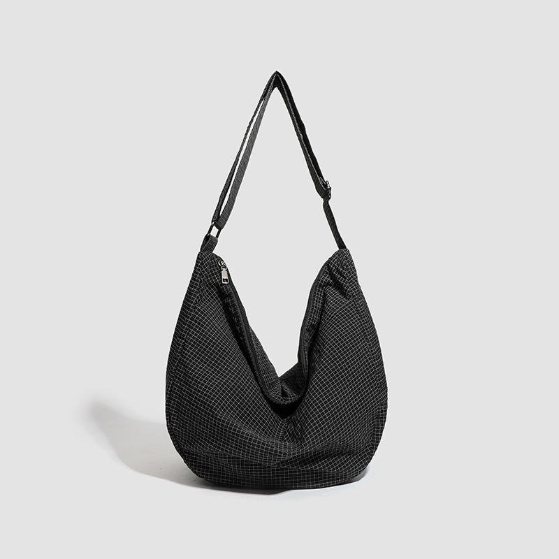 Platnena crossbody torba u urbanom minimalističkom stilu, dumpling bag, zatvarač, svakodnevno nošenje