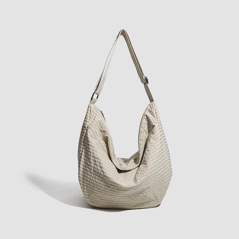 Platnena crossbody torba u urbanom minimalističkom stilu, dumpling bag, zatvarač, svakodnevno nošenje