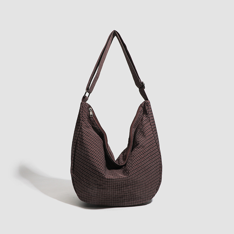 Platnena crossbody torba u urbanom minimalističkom stilu, dumpling bag, zatvarač, svakodnevno nošenje