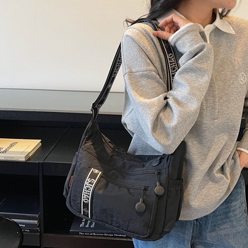 Ženska tote torba za svakodnevne izlaske i posao, s više zatvarača, svestrani minimalistički dizajn, može se nositi preko ramena ili kao crossbody