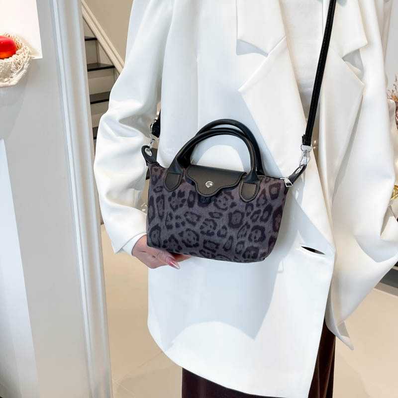 2025 jesen-zima: nova nišna dizajnerska mala kvadratna torbica, moderan retro minimalistički stil, za svakodnevnu upotrebu — torba za rame ili crossbody