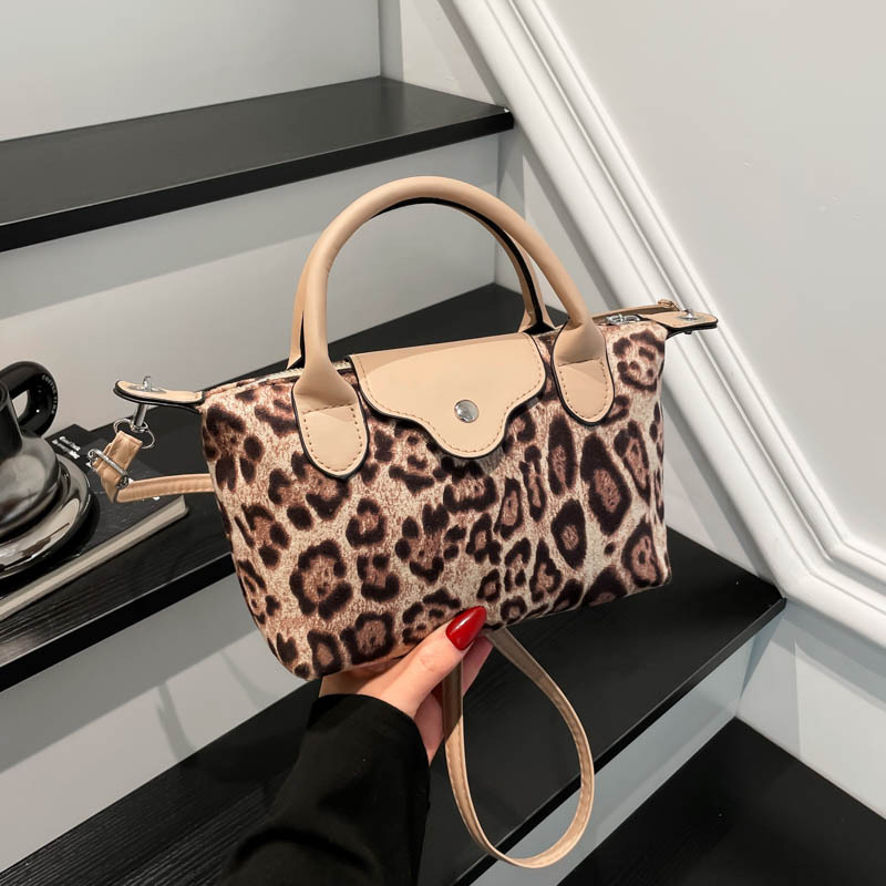 2025 jesen-zima: nova nišna dizajnerska mala kvadratna torbica, moderan retro minimalistički stil, za svakodnevnu upotrebu — torba za rame ili crossbody