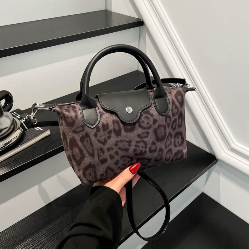 2025 jesen-zima: nova nišna dizajnerska mala kvadratna torbica, moderan retro minimalistički stil, za svakodnevnu upotrebu — torba za rame ili crossbody