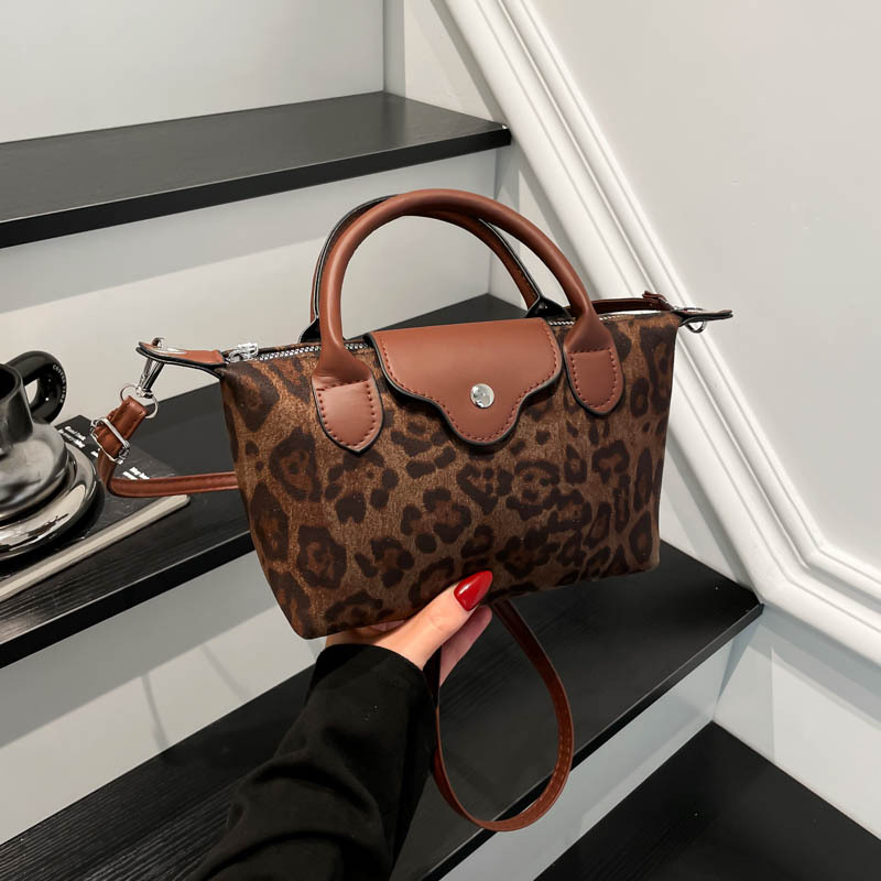 2025 jesen-zima: nova nišna dizajnerska mala kvadratna torbica, moderan retro minimalistički stil, za svakodnevnu upotrebu — torba za rame ili crossbody