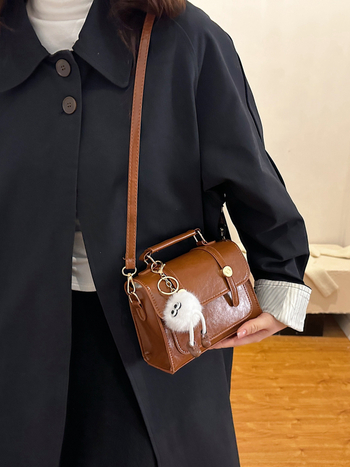 Ženska PU mini kvadratna crossbody torba – jednostavna, gradski minimalizam, proljeće 2026