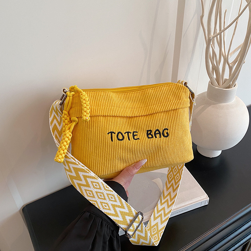 2026 novi stil ženske torbe, moderna i visokokvalitetna tekstura, jednofarbna torba s izvezenim slovima, crossbody torba preko jednog ramena, velika kapaciteta za svakodnevnu upotrebu