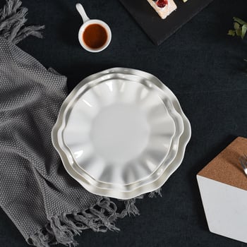 Λευκό πιάτο πορσελάνης σε σχήμα λωτού με δαντελένια ακμή, ακανόνιστος περίβλημα, κατάλληλο για κρύα πιάτα, φρούτα και σούπες — δημιουργικά σκεύη σερβιρίσματος