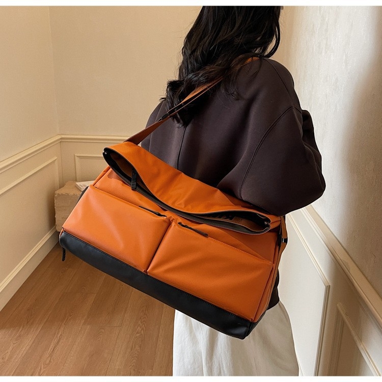 Velika crossbody torba s vodootpornom podlogom i odjeljivanjem suho/mokro, gradski minimalistički stil