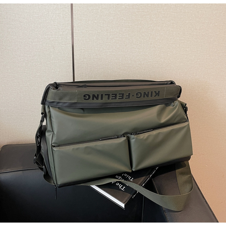 Velika crossbody torba s vodootpornom podlogom i odjeljivanjem suho/mokro, gradski minimalistički stil