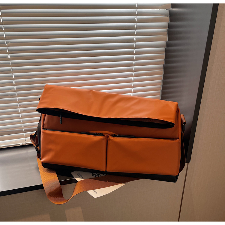 Velika crossbody torba s vodootpornom podlogom i odjeljivanjem suho/mokro, gradski minimalistički stil
