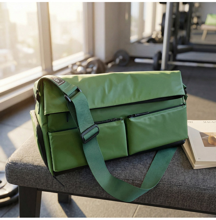 Velika crossbody torba s vodootpornom podlogom i odjeljivanjem suho/mokro, gradski minimalistički stil