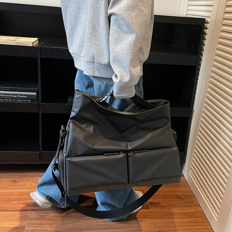 Velika crossbody torba s vodootpornom podlogom i odjeljivanjem suho/mokro, gradski minimalistički stil