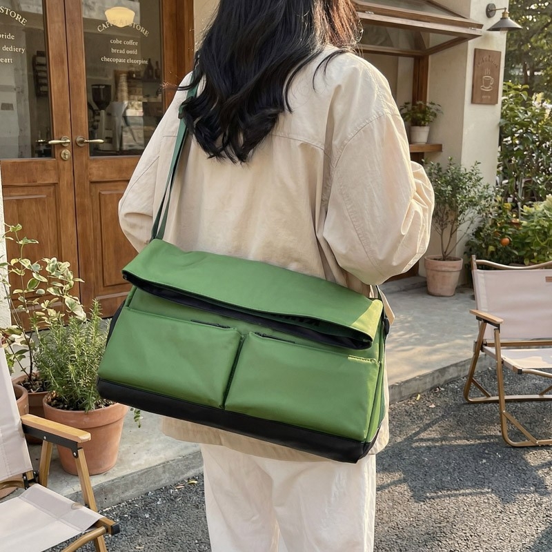 Velika crossbody torba s vodootpornom podlogom i odjeljivanjem suho/mokro, gradski minimalistički stil