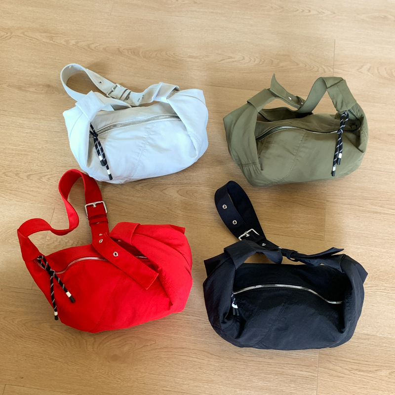 Lagana ženska crossbody torba s patchwork dizajnom, Oxford platno, model 2025, vodoravni kvadratni oblik, zatvarač, svakodnevna upotreba.