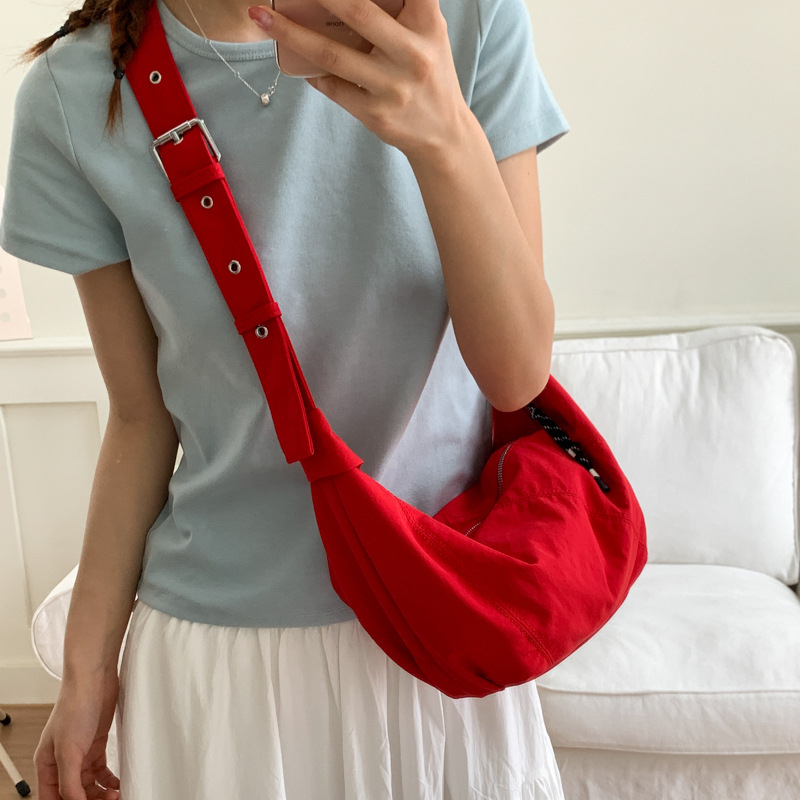 Lagana ženska crossbody torba s patchwork dizajnom, Oxford platno, model 2025, vodoravni kvadratni oblik, zatvarač, svakodnevna upotreba.