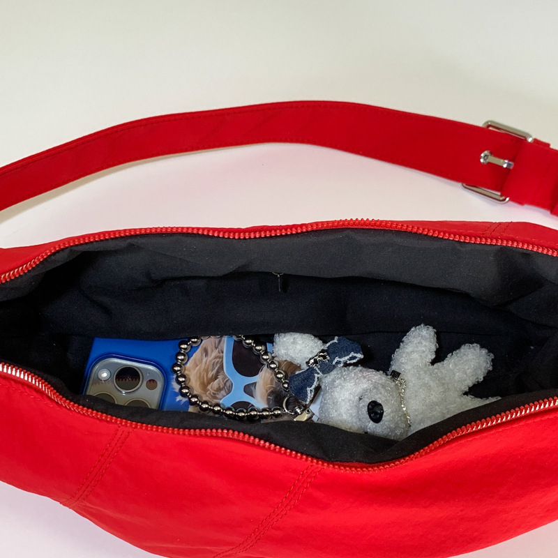 Lagana ženska crossbody torba s patchwork dizajnom, Oxford platno, model 2025, vodoravni kvadratni oblik, zatvarač, svakodnevna upotreba.