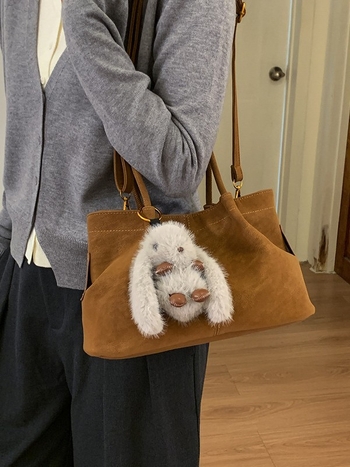 Ženska torba u retro stilu za svakodnevnu uporabu, novi model 2025, minimalist tote, s ramenskim i crossbody remenom.