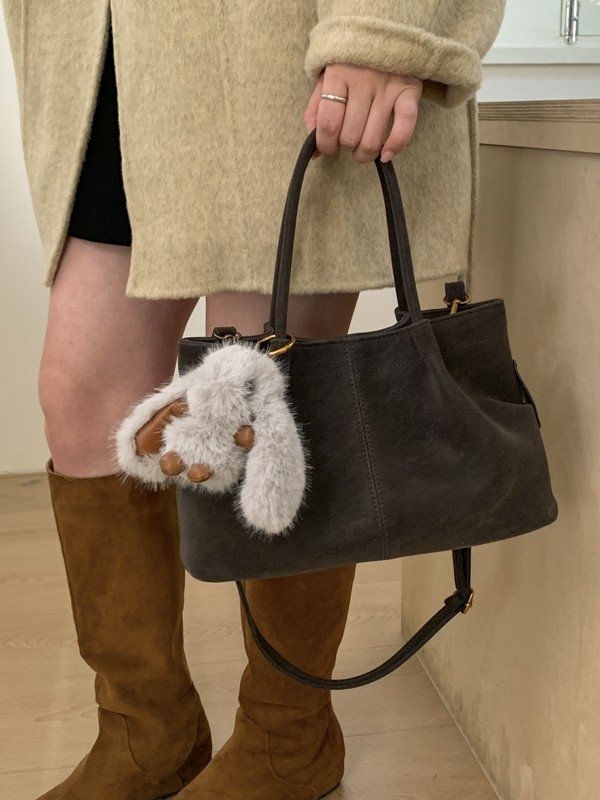 Ženska torba u retro stilu za svakodnevnu uporabu, novi model 2025, minimalist tote, s ramenskim i crossbody remenom.