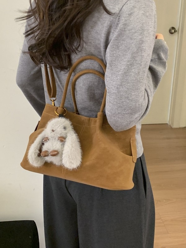 Ženska torba u retro stilu za svakodnevnu uporabu, novi model 2025, minimalist tote, s ramenskim i crossbody remenom.