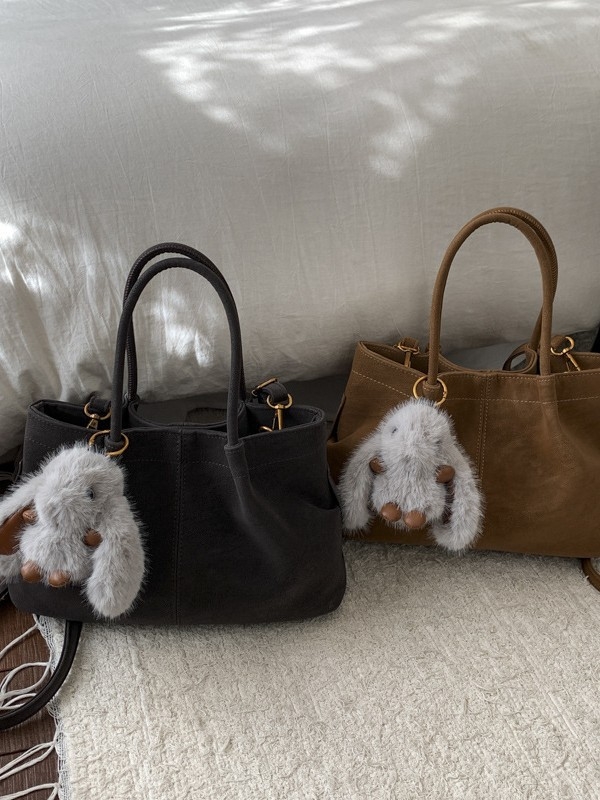 Ženska torba u retro stilu za svakodnevnu uporabu, novi model 2025, minimalist tote, s ramenskim i crossbody remenom.